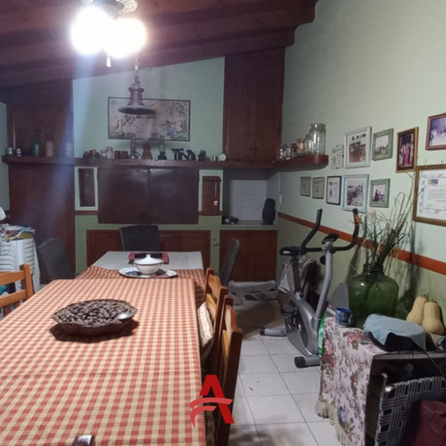 Imagen 5 de 8 de Casa 3 Dorm.- 228mts- Totales- Barrio Lomita De Oro