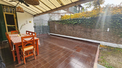 Venta Casa De Estilo 5 Ambientes Con Jardín - Caseros