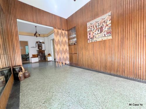 Venta De Gran Casa Padrón Único En San Ramón, Sobre Avenida Principal, Con Piscina, Garage Para 3 Vehículos, 4 Dormitorios, 2 Baños, Barbacoa, Quincho, Ideal Familia Numerosa, Empresa O Clínica, Divin