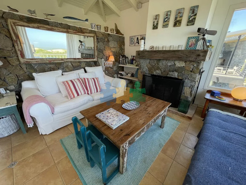 Venta De Casa Amplia De Construcción Sólida Sobre Primera Fila De Mar En La Juanita, José Ignacio - Ref : Eqp5565