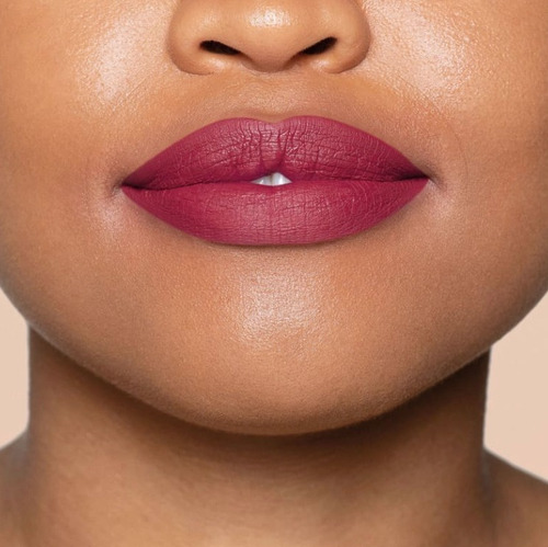 Lápiz labial líquido Rubili Supermate, acabado mate, color burdeos