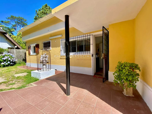 Casa En Venta De Cuatro Dormitorios En Pinares, Punta Del Este.