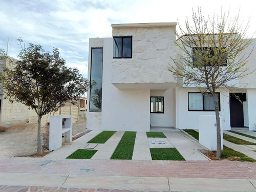 Casa En Venta De 4 Recámaras En Condominio Con Alberca En Ciudad Maderas, El Marqués, Querétaro.