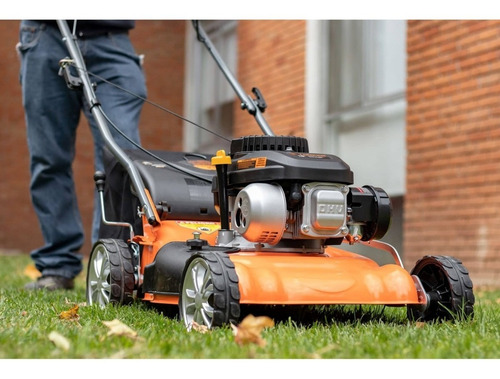 Podadora de césped a nafta Truper P-418 color naranja con potencia de 4hp