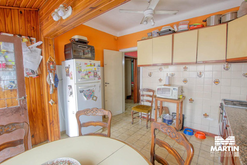 Casa De 4 Ambientes En Martínez Con Cochera Jardín Terraza Y Playroom.
