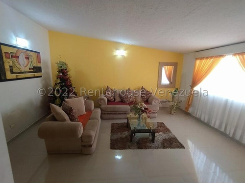 Se Vende Casa Los Samanes Urb. La Esmeraldas Maracay 23-6298 Al