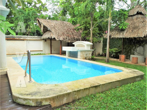 Casa En Venta, Estilo Clásico ,4 Recámaras En Residencial Campestre, Cancún