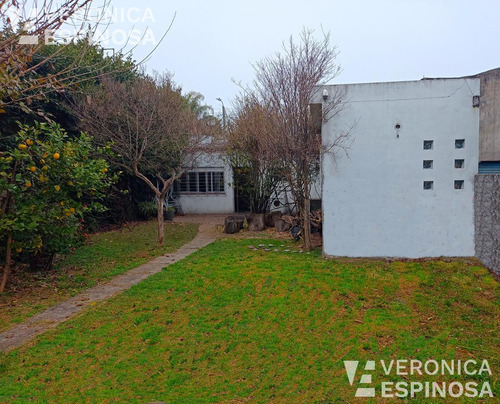 Casa De Tres Ambientes En Venta,moron. Lote Propio De 10,20 X 33x30-