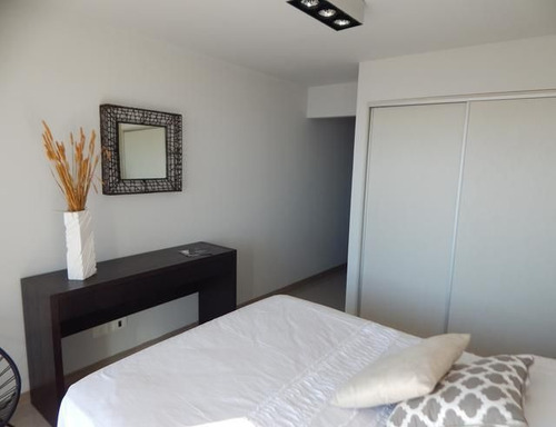 Venta De Apartamento 1 Dormitorio Y Medio En Playa Mansa