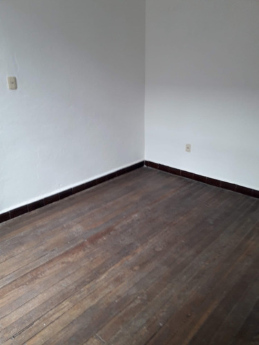 Antiguo, Amplio 1 Dorm. Living Comedor, Cocina, Baño, Patio