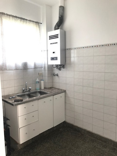 Imagen 2 de 7 de Depto 2 Amb C/ Patio , Dos Cuadras De Av. Rivadavia