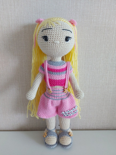 Boneca Com Cabelo Loiro E Roupa Rosa Em Amigurumi - Crochê