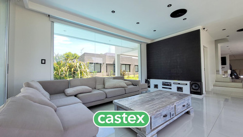 Casa En Venta En Terralagos, Canning