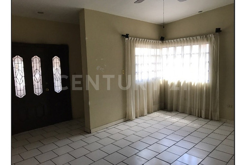 Imagen 2 de 13 de Excelente Residencia De Una Planta En Esquina Fraccionamiento Campanario