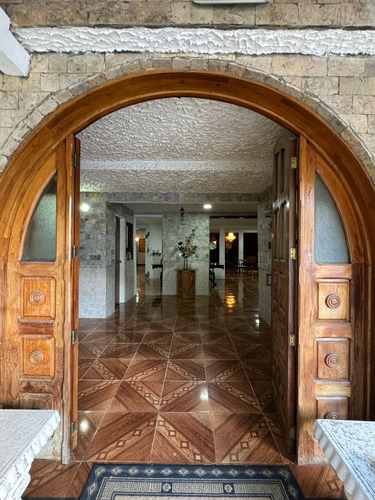 Se Vende Casa En San Antonio De Los Altos 550m2, 5h/5+½b/3p