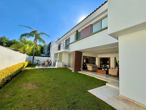 Casa En Venta En Valle Real 4 Recamaras