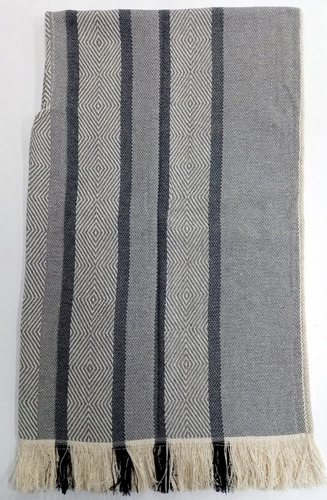 Imagen 2 de 5 de Poncho Artesanal Rombos Gris