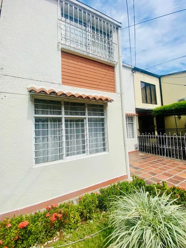 Vendo Casa Unifamiliar De Dos Pisos Barrio Los Alamos