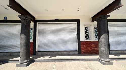 Local En Renta A Pie De Boulevard Euquerio Guerrero 27 M2