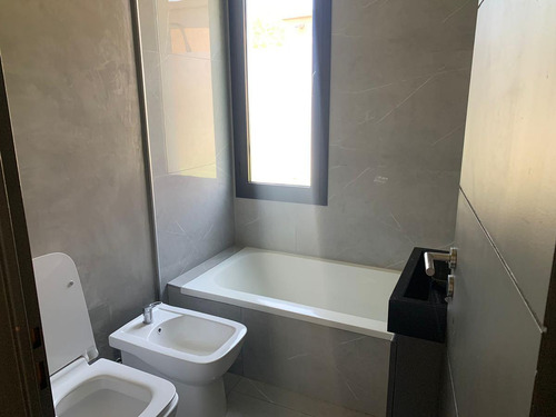 Venta Casa Tres Dormitorios Y Pileta En El Barrio Cerrado San Sebastian