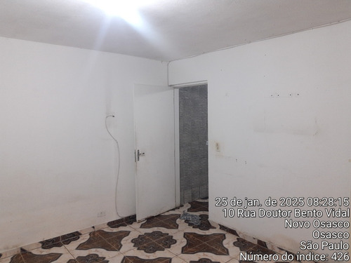 Casa 02 Cômodos , Sendo Uma Suíte , Cozinha E Área Se Servço