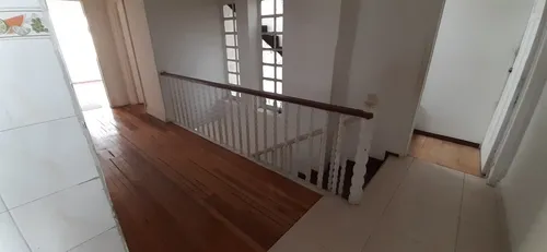 Casa De 3 Pisos Estilo Ingles