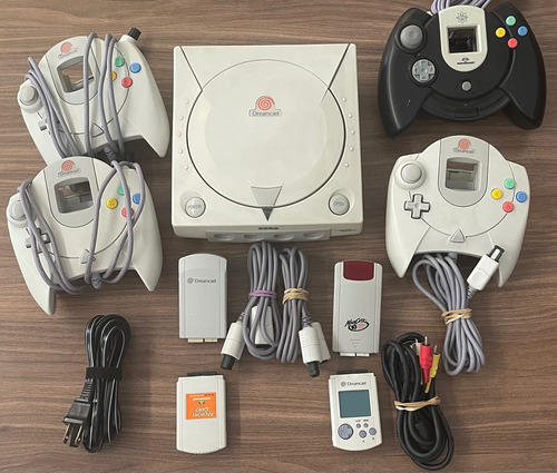 Sega Dreamcast + 4 Controles + 2 Memory + 2 Rumble Packs Blanco (Usado)
