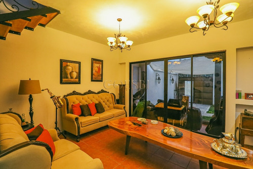 Imagen 3 de 18 de Casa En Venta De 2 Niveles En Ciudad Vieja Sobre La Rn-14