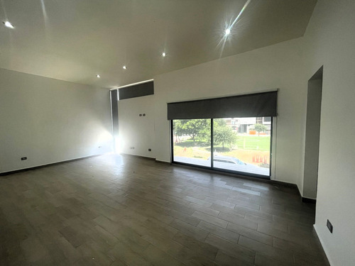 Casa En Venta En La Encomienda, Escobedo, Nuevo León Con Alberca Y Terrazas, 4 Recámaras, 3 Niveles, Alberca, Frente A Parque.