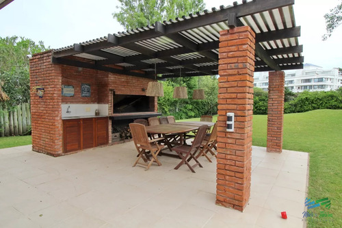 En Alquiler!! Moderna Casa Ubicada A 1 Cuadra Del Mar, Con Vista Parcial Desde El Dormitorio Principal.