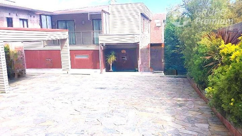 Casa En Venta De 5 Dorm. En La Florida