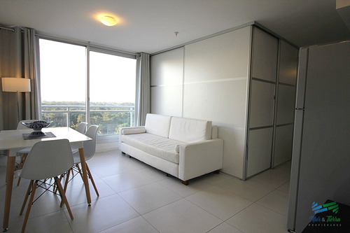 Vendo Apartamento De 1 Dormitorio, Piso Alto, En Zona Roosevelt, Punta Del Este.