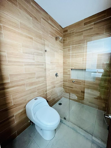 Estrena Casa En Lomas De Juriquilla, 4 Recamaras, Una En Pb, 4 Baños, Jardín