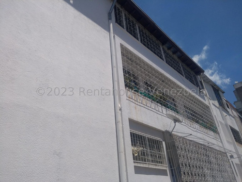 Libertador Apartamento En Venta La Florida 288 Metros Tres Dormitorios Tres Baños Un Puesto Estacionamiento  Terraza De 144 M2 Un Edificio Pequeño Con Pocos Apartamentos Sus Espacios Amplios Y Cómodos