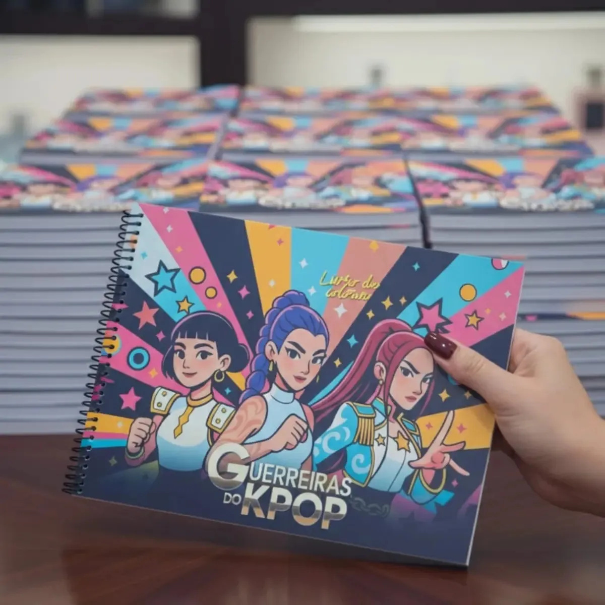 Livro Colorir Guerreiras K-pop Tamanho Grande A4 + Acetato