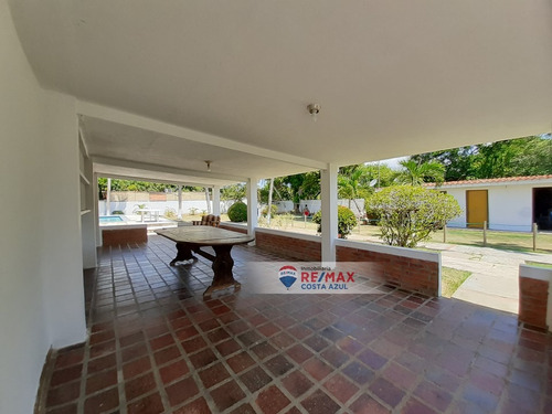En Venta Amplia Y Acogedora Casa Tipo Campestre Con Piscina Y Areas Verdes, El Tuque.