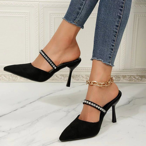 Zapatillas Elegantes De Tacón Alto Con Un Punto En Una