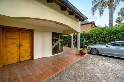 Venta/permuta Casa De 4 Dormitorios Con Amenities. San Marino, Funes Hills.