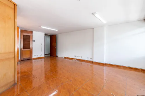 Oficina En Arriendo/venta En El Chicó. Cod V6701