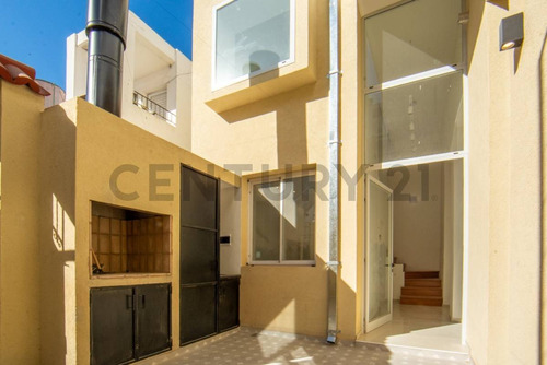 Casa De Pasillo En Barrio Martin 3 Dormitorios - Zeballos 568