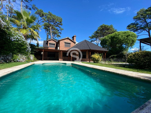 Casa En Playa Mansa Con Piscina- Ref: 4287