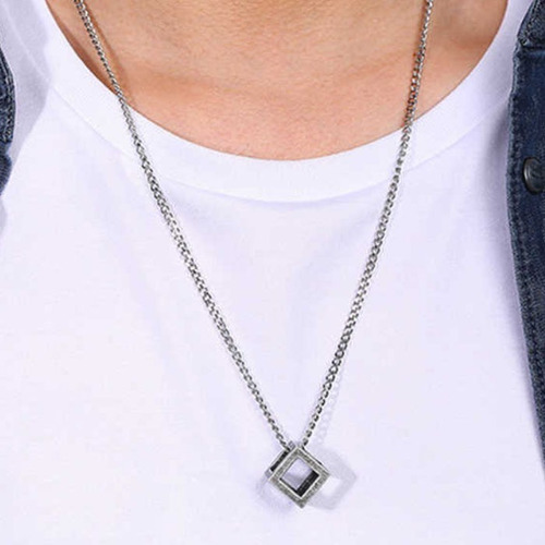 Imagem 4 de 5 de Colar Masculino Com Pingente Cubo