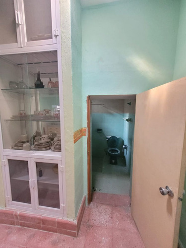 Casa Amplia Con Techos Altos A 2 Cuadras De La Iglesia De San Cristobal