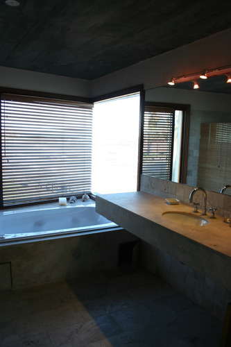 Venta Casa 5 Dormitorios C/piscina La Barra Sobre El Mar (ref: Atm-140)