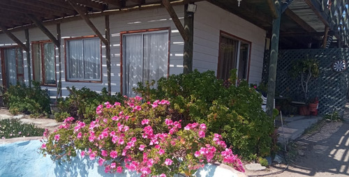 Casa De 3 Pisos Con Vista Al Mar En Frente A Pichidangui