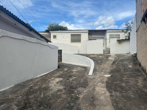 Lote Com Quatro Casas