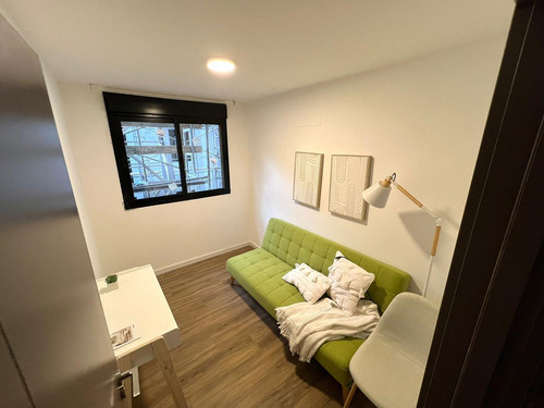 Venta Apartamento Al Frente De 2 Dormitorios Y Balcón En Centro