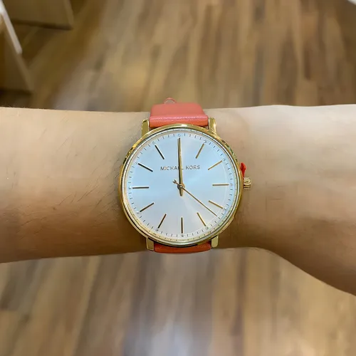 Reloj Michael Kors Pyper Gold para mujer MK2892/0tn, correa de color rojo, color de fondo blanco