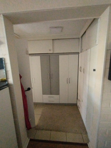 Casa De Dos Pisos De Tres Dormitorios Barrio Residencial
