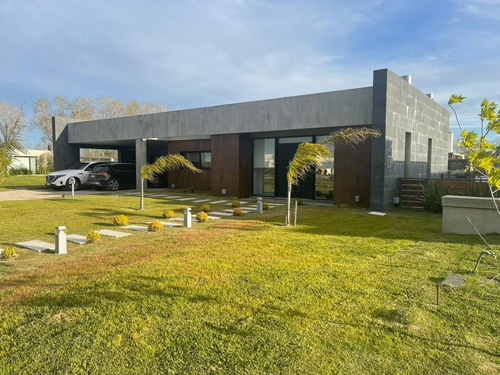 Imagen 2 de 14 de Venta Casa En La Tahona, 3 Dor, Serv. Completo, Cocheras